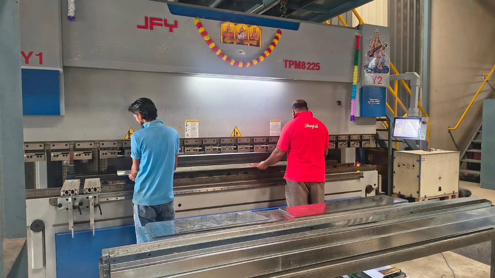 Sheet-metal bending on the 225-ton JFY press brake
